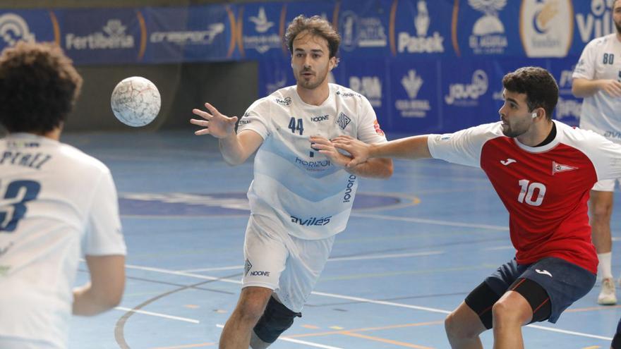 César da un agónico empate en un emocionante derbi entre el Horizonte Atlética y el Vetusta en Oviedo (28-28)