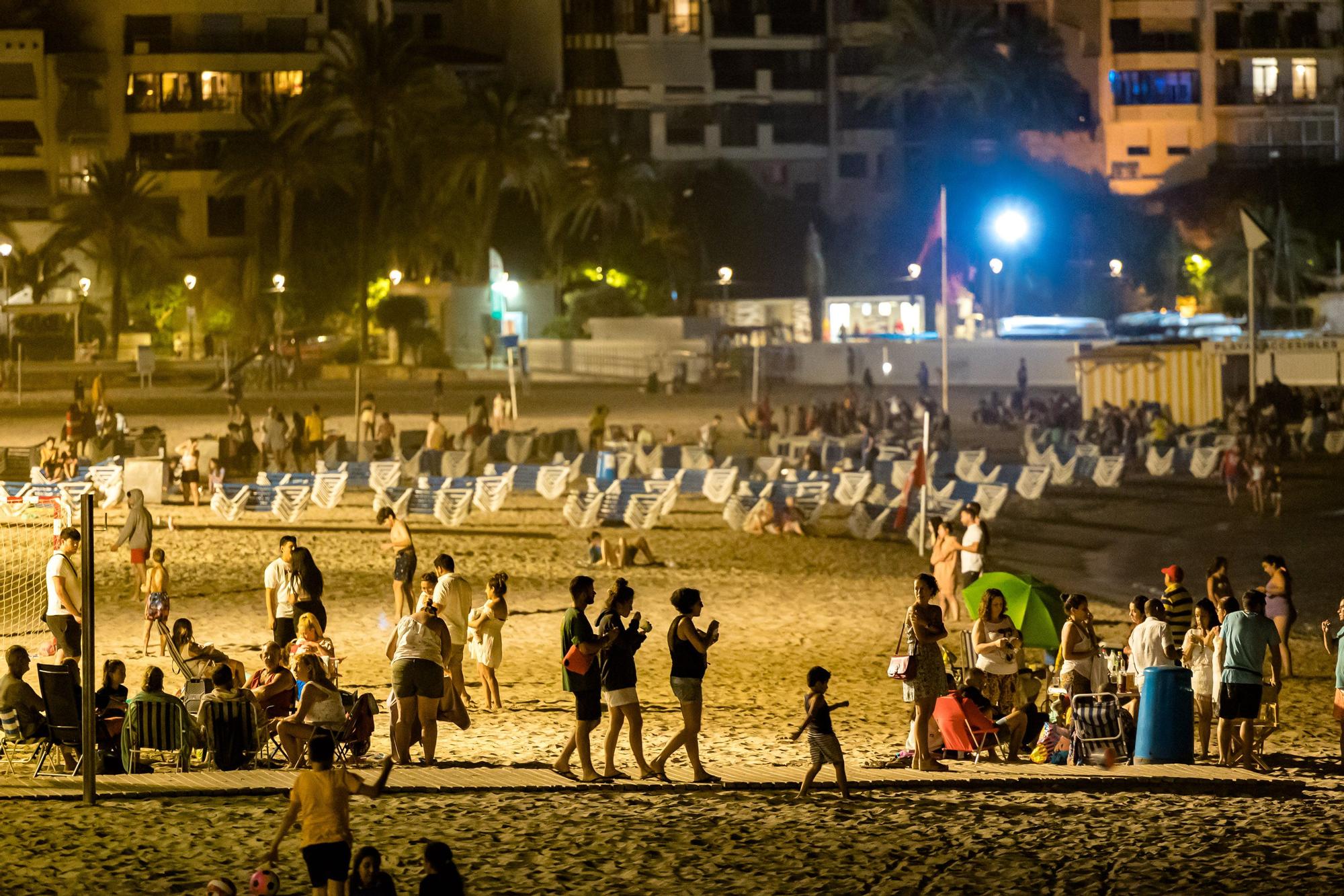 Cientos de personas festejan en las playas de Benidorm la Nit de Sant Joan