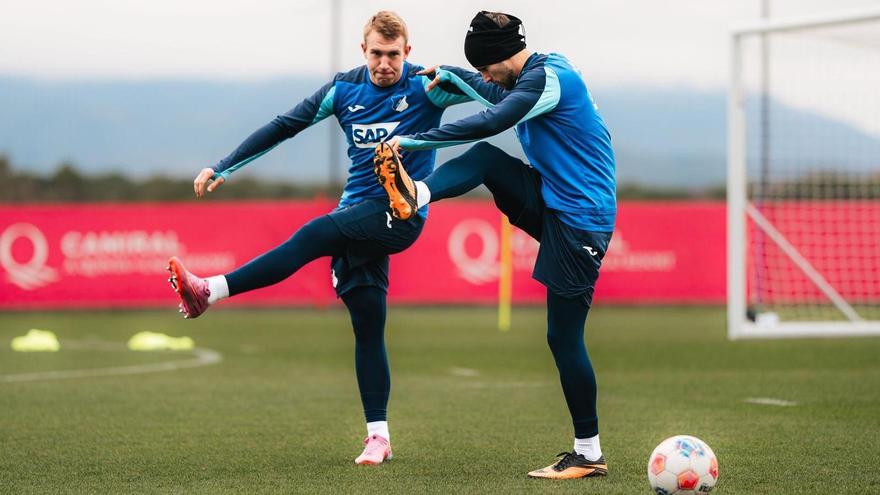 Futbolistes del conjunt alemany s’exerciten al Camiral Golf de Caldes de Malavella.