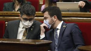 El presidente de la Generalitat, Pere Aragonès (d) habla con el vicepresidente del Govern y conseller de Políticas Digitales, Jordi Puigneró (i) al inicio de la sesión de control en el pleno del Parlament. EFE/Andreu Dalmau