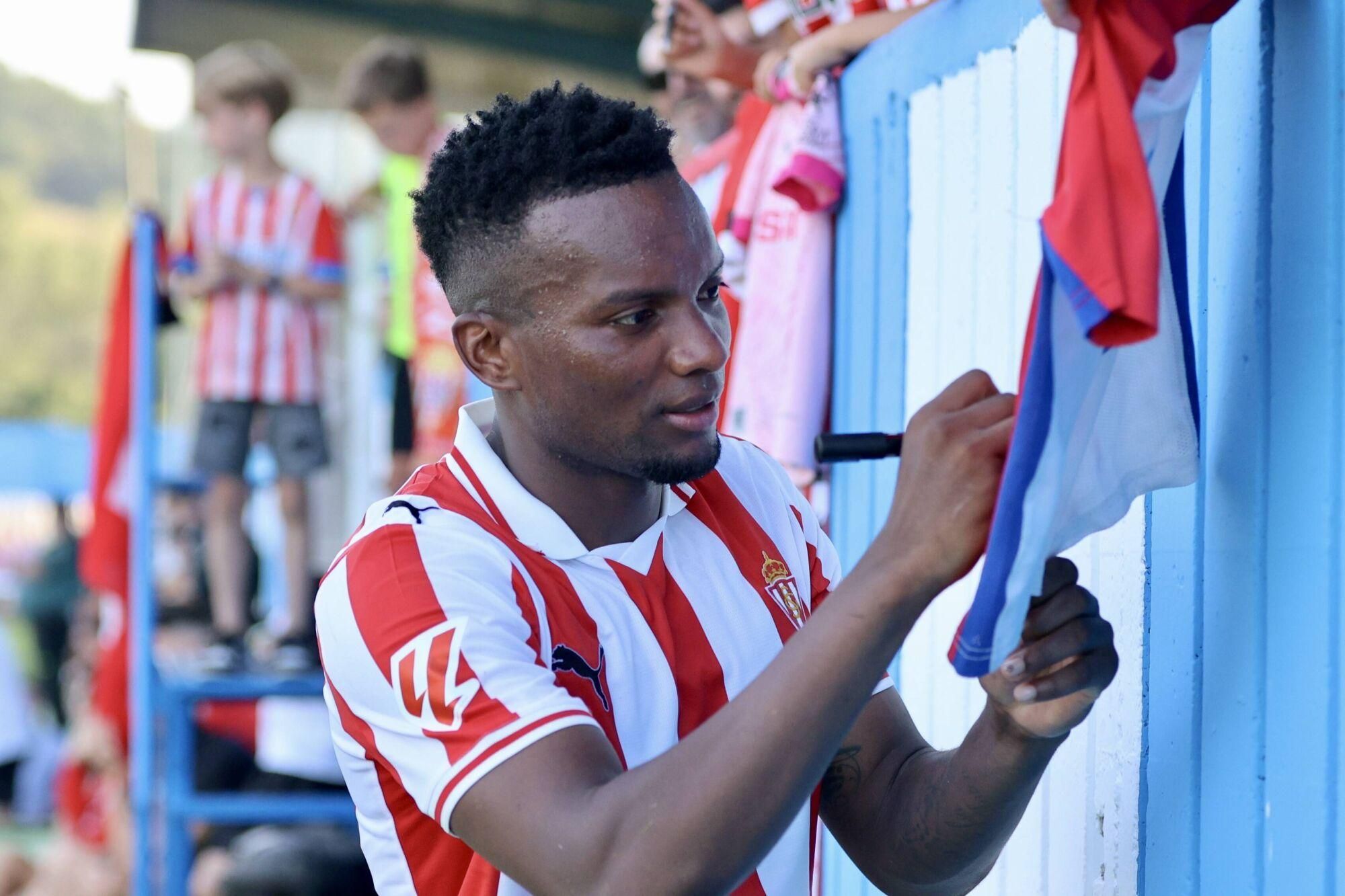 EN IMÁGENES: Amistoso de pretemporada en Grado entre Sporting y Racing de Santander