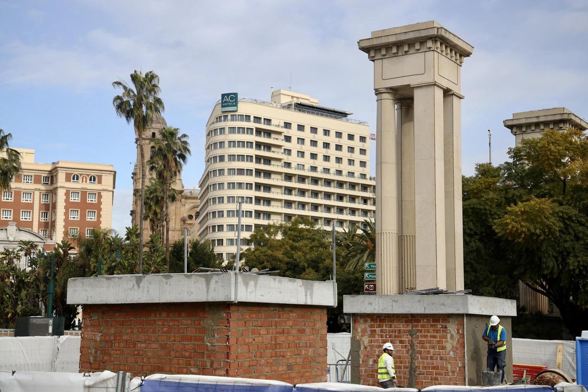 Imágenes de la construcción de las peanas para las estatuas gigantes que se colocaran en la entrada del puerto de Málaga.