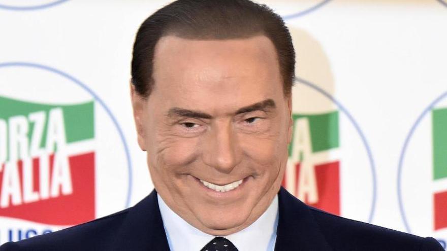 Berlusconi sonríe durante el acto de Forza Italia.