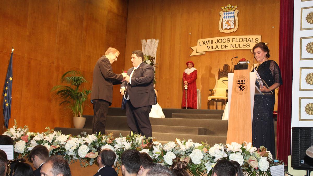 Garí, sobre el escenario, junto al alcalde, David García.