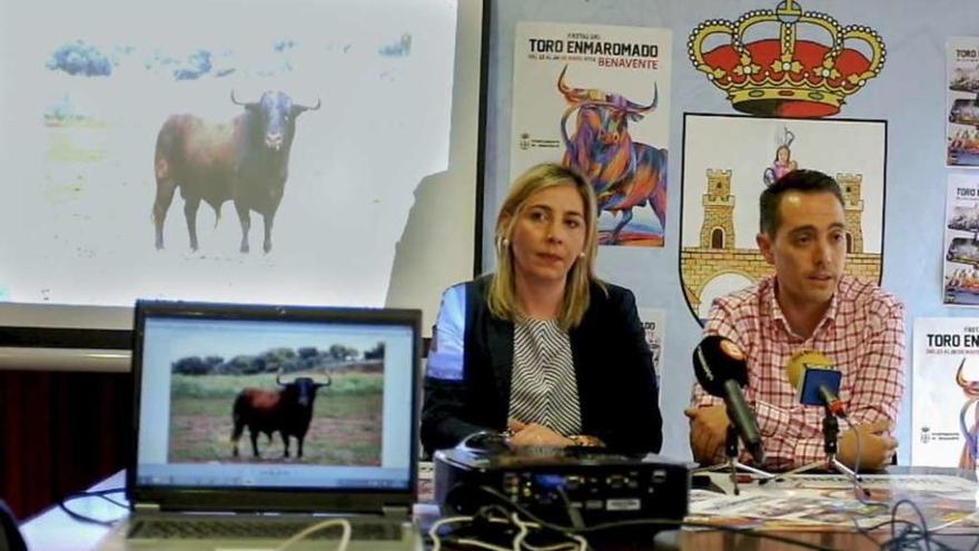 La edil de Fiestas, Patricia Martín, y el alcalde, Luciano Huerga, presentando a &quot;Pitarroso&quot;.