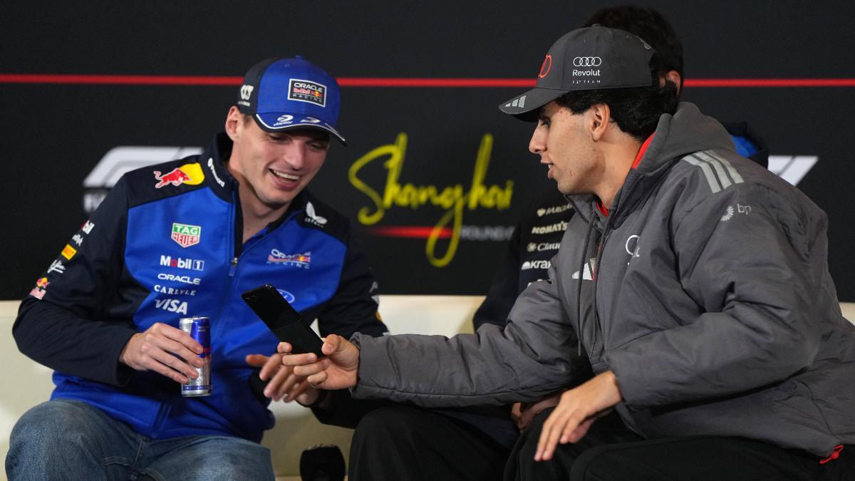 Verstappen bromea con Bortoleto durante la rueda de prensa en China