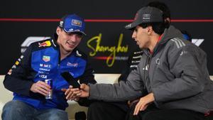 Verstappen bromea con Bortoleto durante la rueda de prensa en China