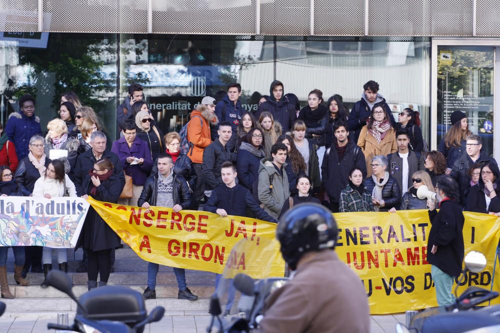 Protesta per reclamar el conserge a l'Escola d'Adults