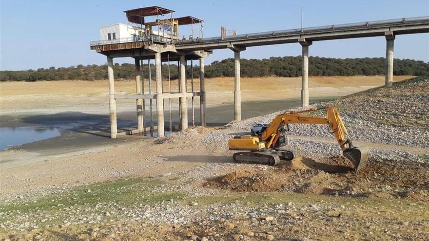 La Junta inicia obras de emergencias para solventar el desabastecimiento de los regantes de Valdecañas