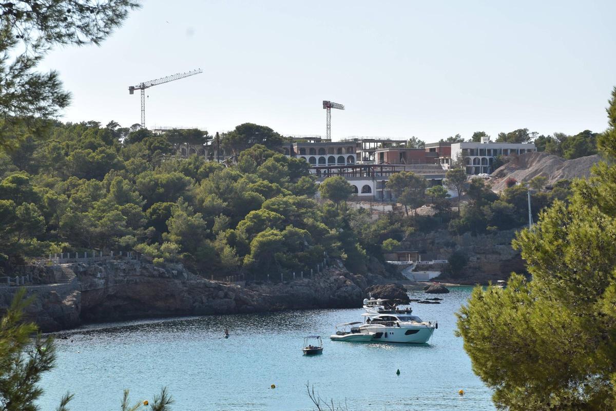 Obras de remedolación del Portinatx Beach Club Hotel, que reabre este verano como Nomade People.