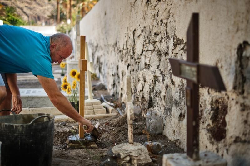 Cruces nuevas en el cementerio viejo de San Andrés