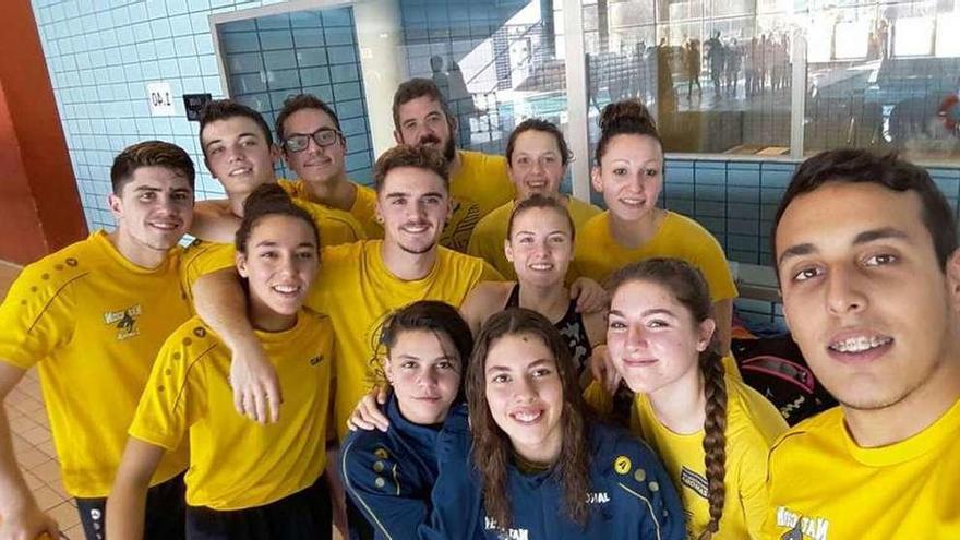 Los jóvenes del CD Natación Zamora se hacen una foto en La Palomera