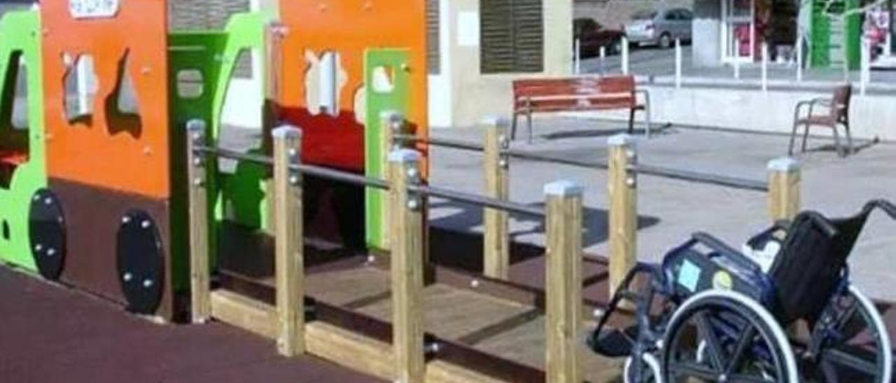 Un ejemplo de juego infantil adaptado para niños en silla de ruedas.