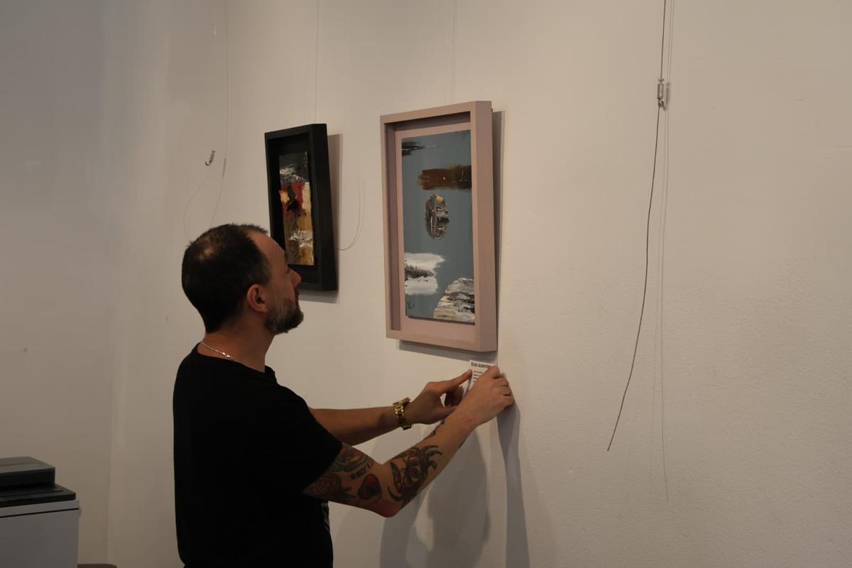 El artista, durante el montaje de las obras.