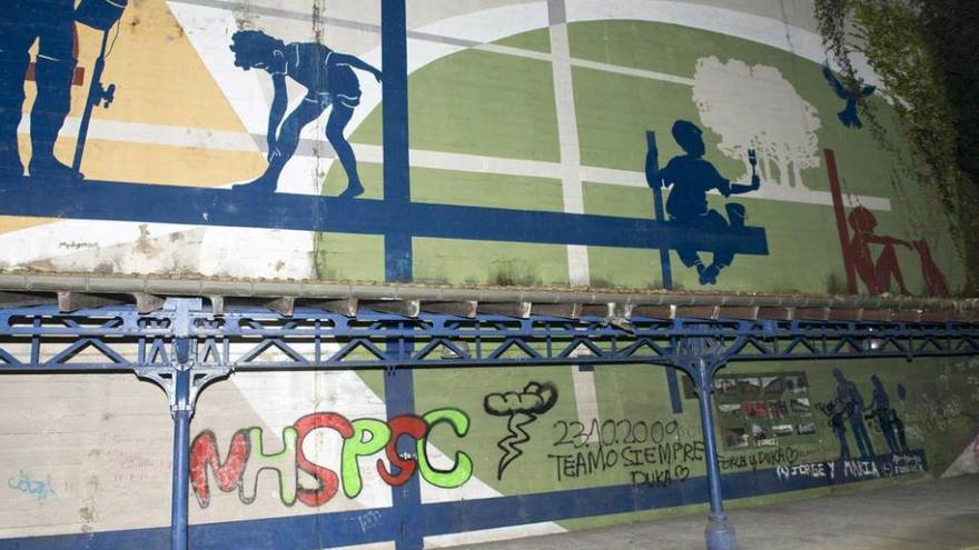 El mural &quot;Trubia en tres tiempos&quot;, lleno de pintadas.