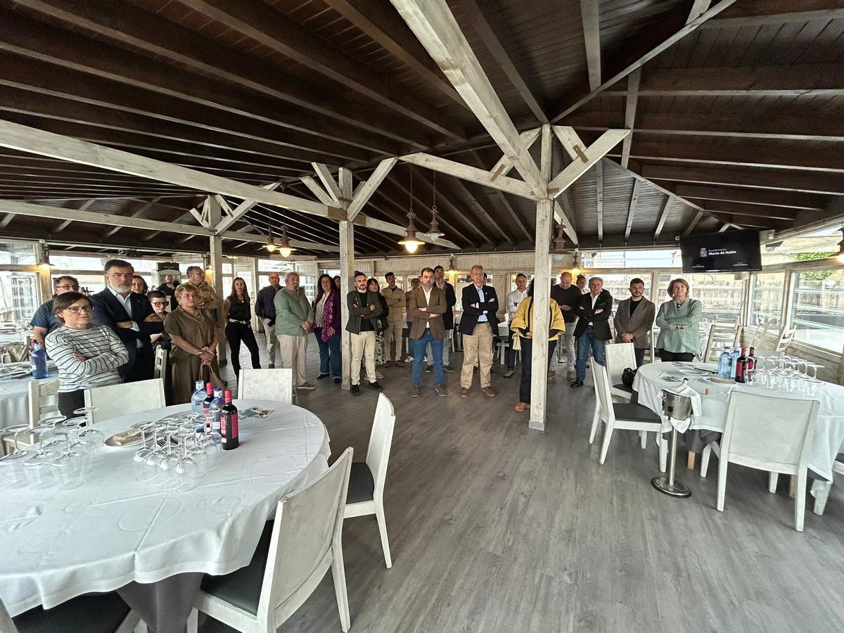 Asistentes al acto de presentación de las Jornadas Gastronómicas del Pixín en San Esteban.