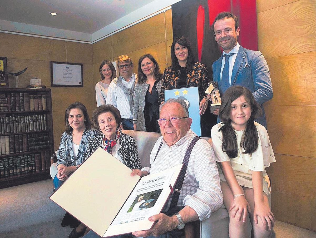 La familia Manzano recoge la distinción como «Asturianos del mes» de LA NUEVA ESPAÑA.