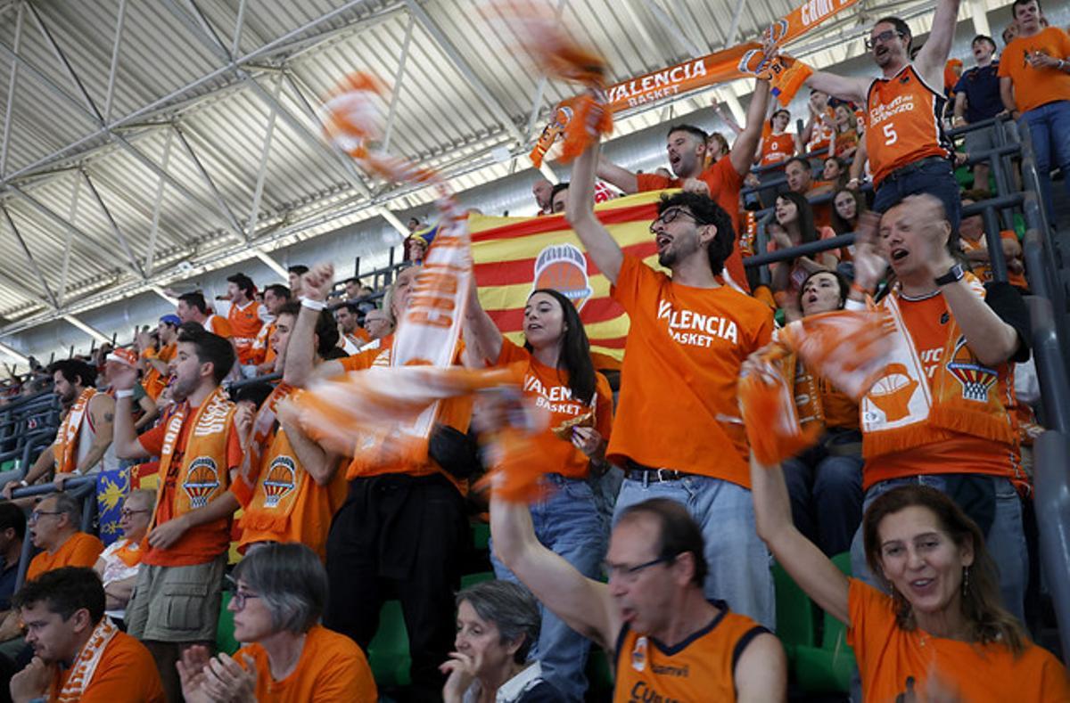 La afición taronja en la grada del OAKA