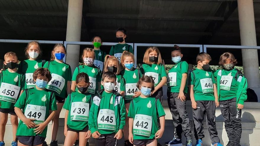 Los jóvenes deportistas posan en una foto.