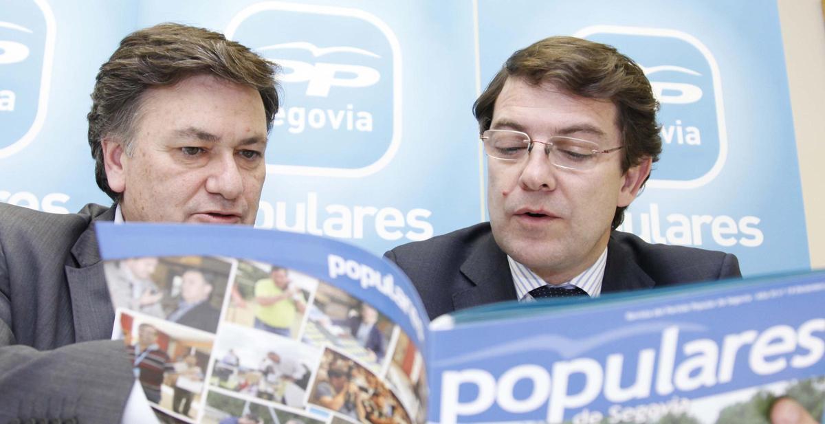 Imagen de archivo de año 2013. El secretario regional del PP de Castilla y León, Alfonso Fernández Mañueco (D), y el presidente del PP de Segovia, Francisco Vázquez (I)