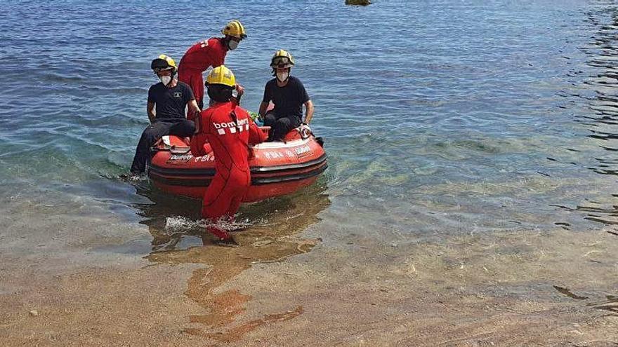 Els Bombers arriben a la cala amb l&#039;home accidentat.