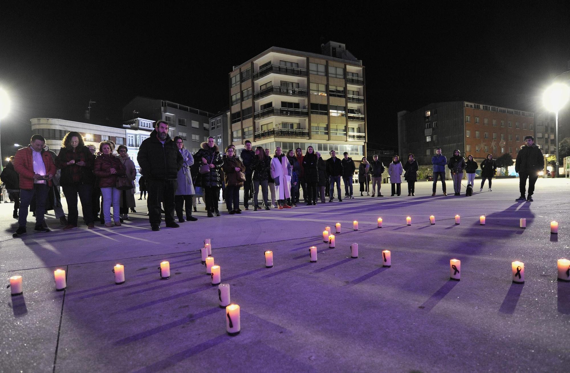 Concentración en A Estrada con velas blancas