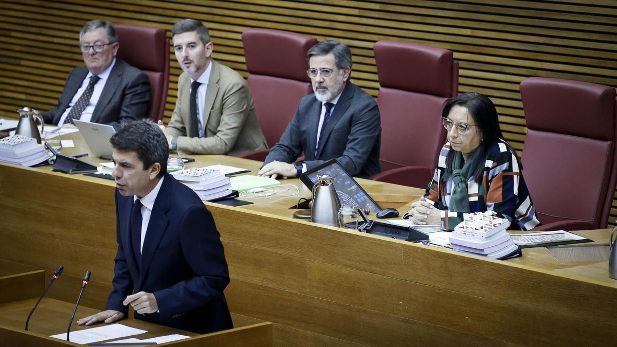 Mazón interviene en las Corts desde la tribuna ante la presidenta de las Corts, Llanos Massó.