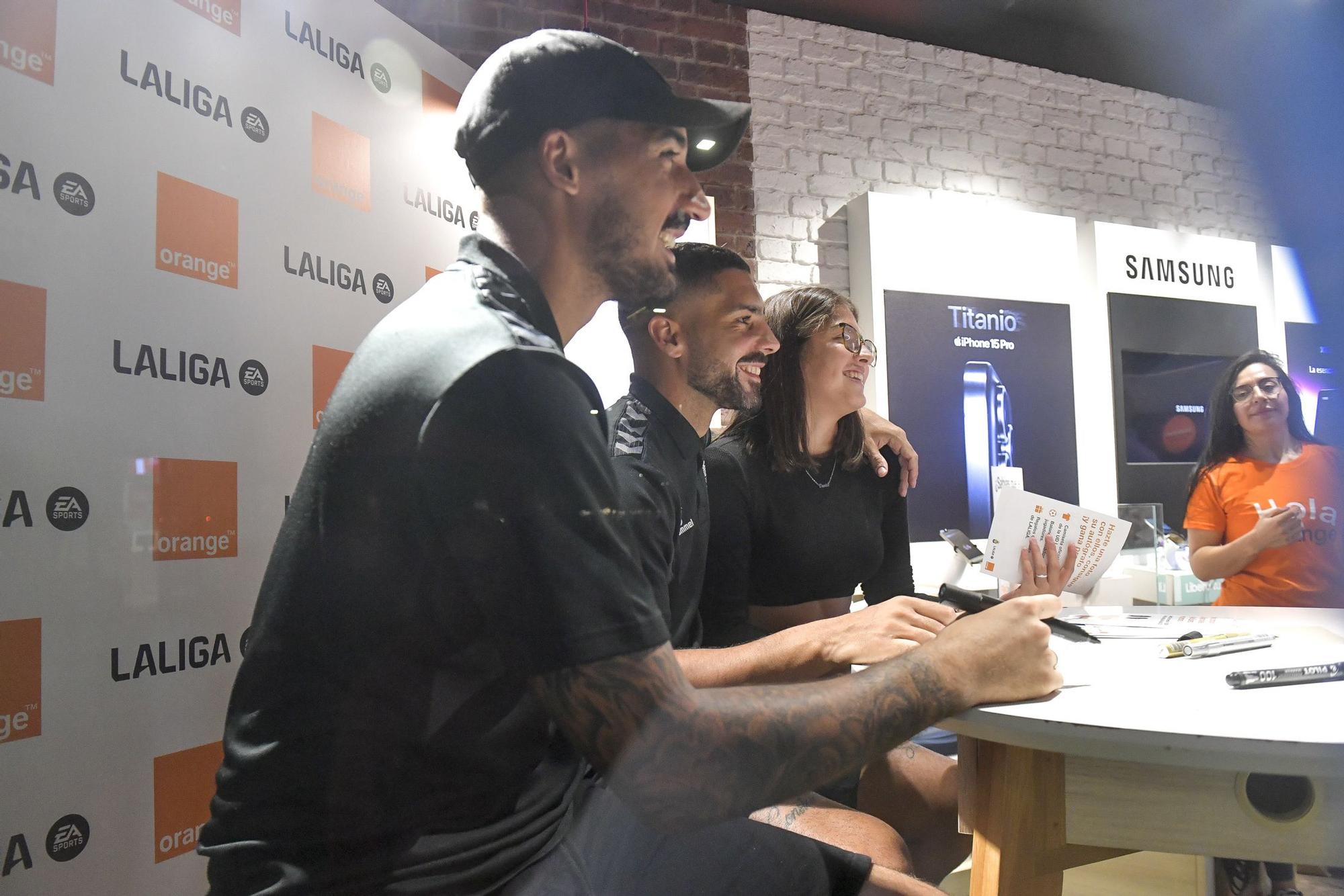 Álex Suárez y Álvaro Valles atienden a los aficionados en la Tienda Orange de la calle Galicia