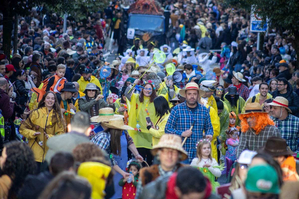 Vintedúas comparsas e dez carrozas: Santiago celebra o día grande do seu Entroido
