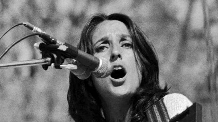 Joan Baez publica su primer poemario, lleno de asombro y belleza