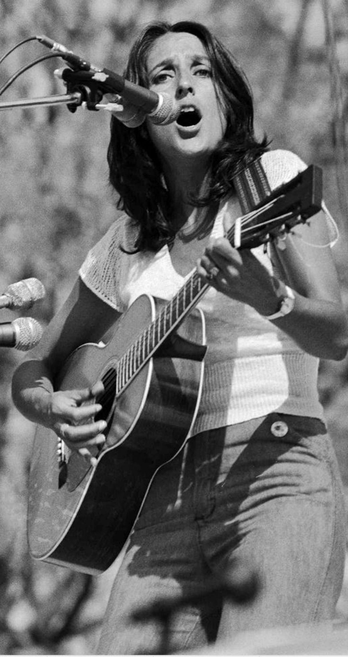 Joan Baez publica su primer poemario, lleno de asombro y belleza