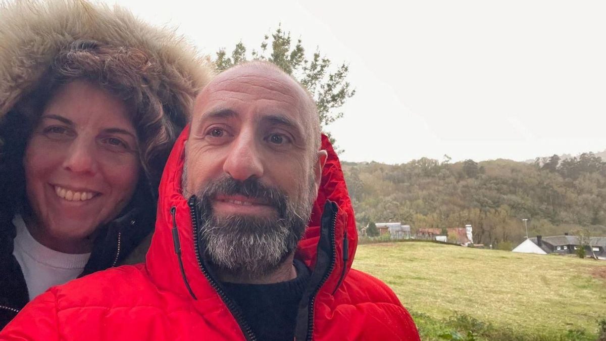 Raquel González e Iván Medina posan en la finca de su nueva casa en el pueblo de Cerdedo.