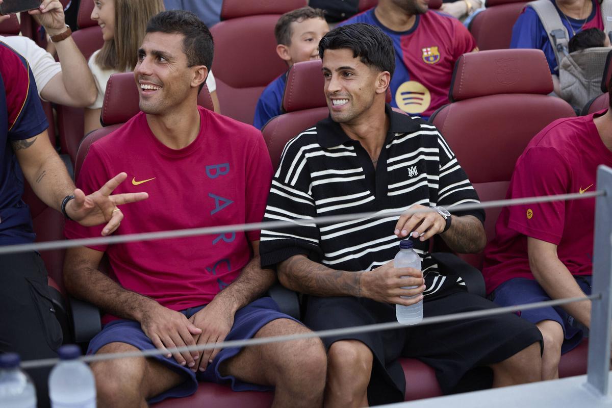 Rodri y João Cancelo, sentados en la grada, sin poder participar en el Gamper.