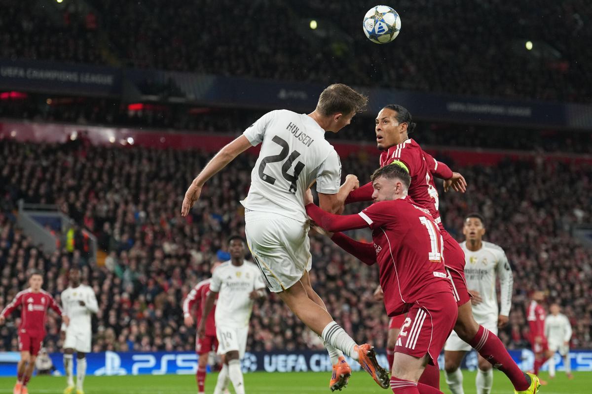 Huijsen, en duelo aéreo en el partido contra el Liverpool.