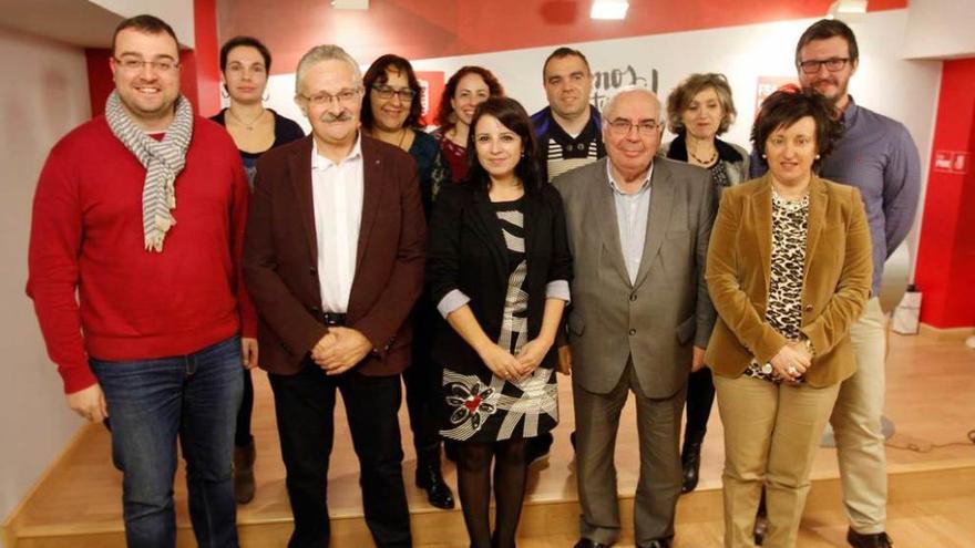 Candidatura del PSOE. Delante, Adrián Barbón, Antonio Trevín, Adriana Lastra, Vicente Álvarez Areces y María Fernández. Detrás, María Placeres Rodríguez, Natalia González, Maira Pérez, Iván Fernández, María Luisa Carcedo y Pelayo Prendes.