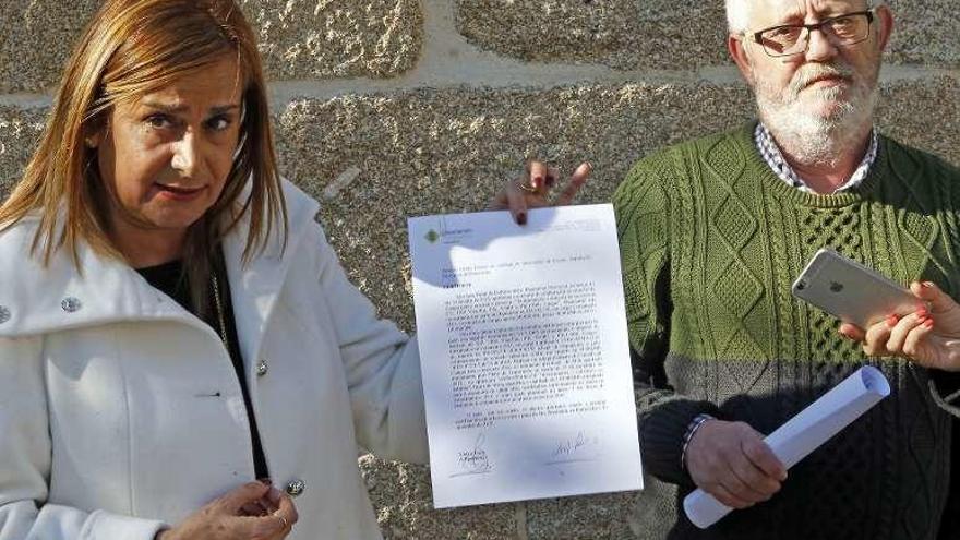 Silva muestra el certificado de la consignación para la obra del vial O Viso-Igrexario. // Marta G.Brea