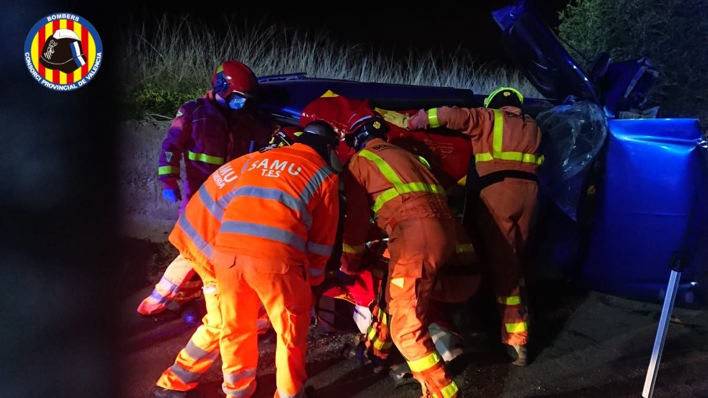 Dos jóvenes heridos cuando viajaban con su coche en Rafelbunyol