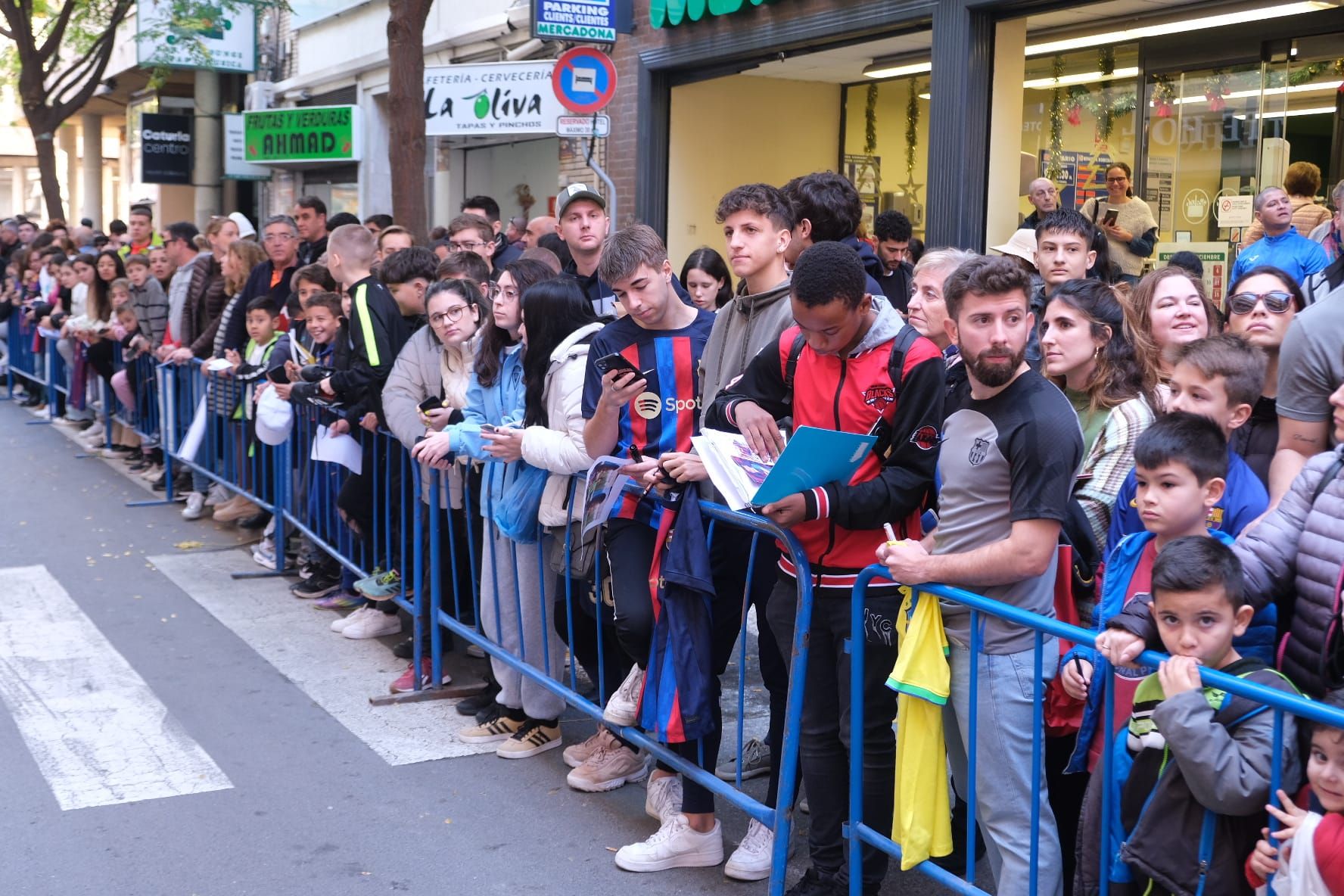 Gran expectación en Alicante ante la llegada del Barça