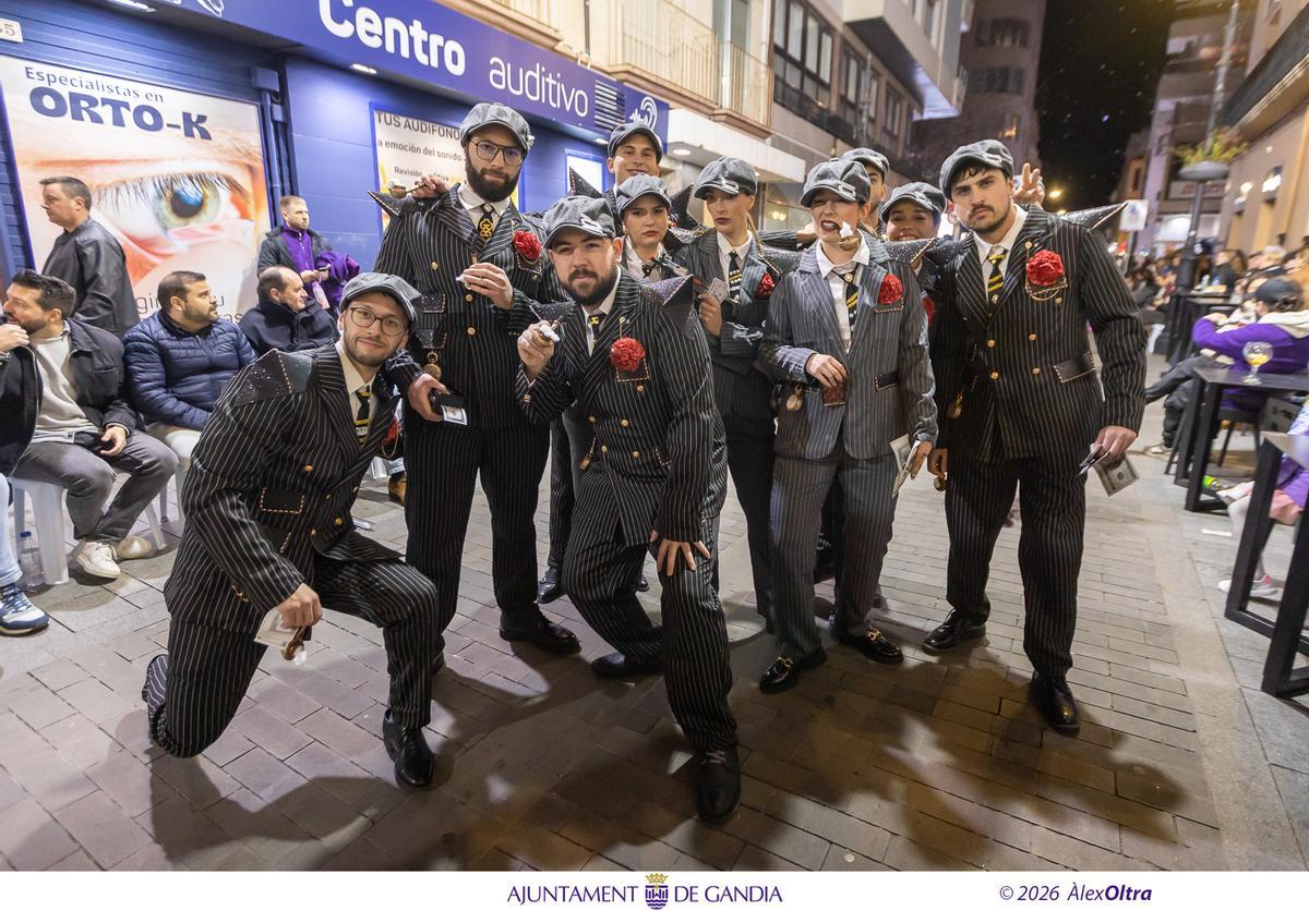 El viento sí respeta la Cavalcada del Ninot de Gandia que luce como nunca
