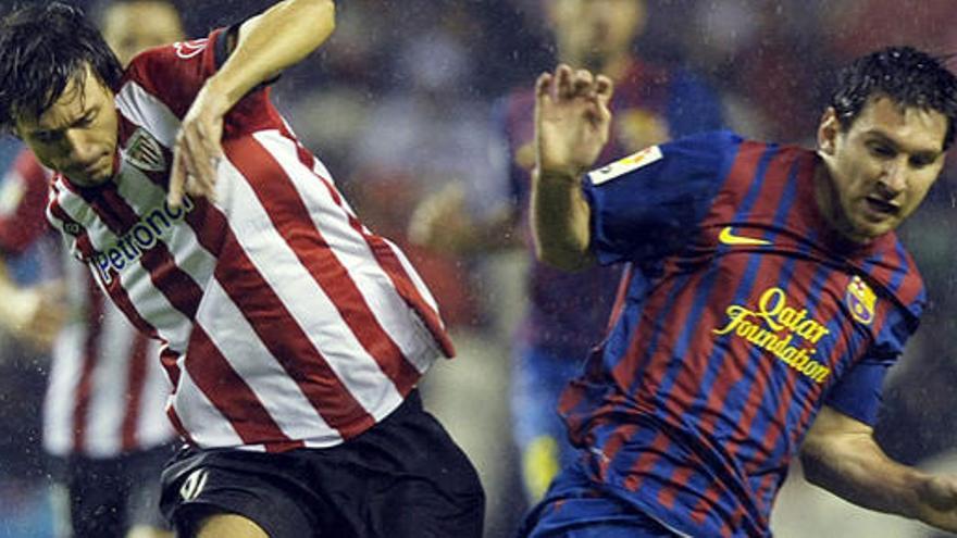 Iturraspe disputa un balón con Messi en una acción del partido.