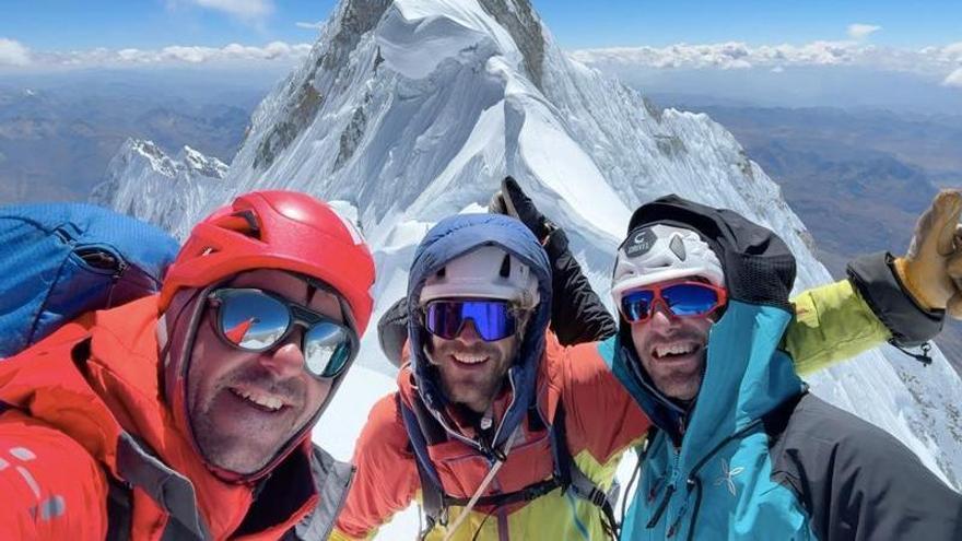 El alpinista aragonés que entra en la historia: "Cruzas esa línea en la que tu vida depende de que aguante una estaca"
