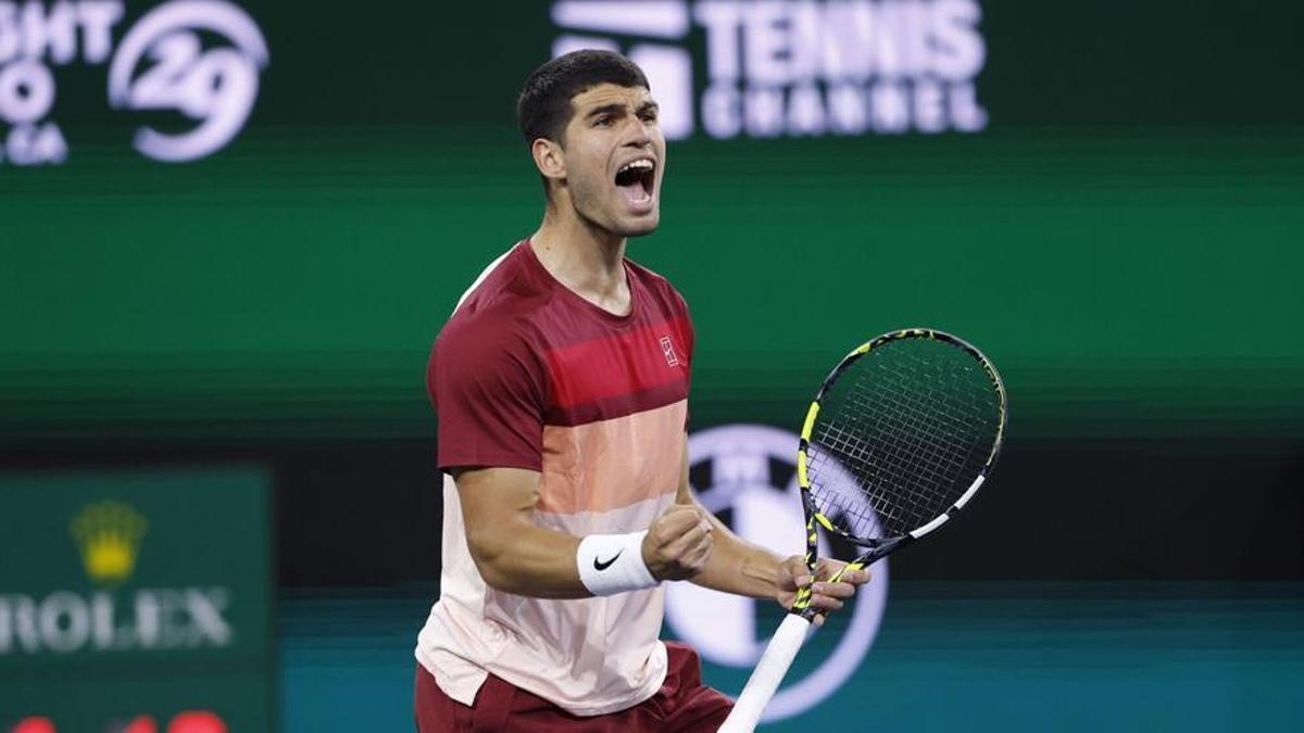 Alcaraz celebra ante Cerúndolo.