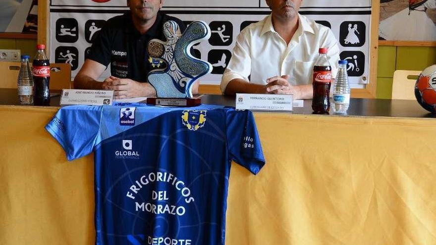 El directivo José Manuel Piñeiro y el edil Fernando Quinteiro, con el trofeo que se pondrá en juego. // G.N.