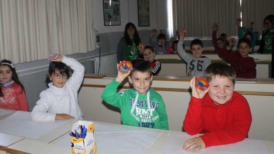 Alumnos del colegio público San Miguel de Trevías muestran la recreación de una célula en el laboratorio del Instituto de Luarca.