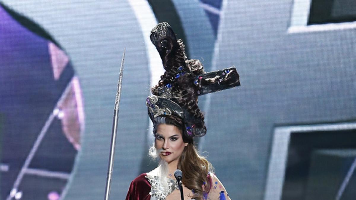 Miss España 2015, Carla Barber con traje regional