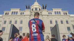 Aficionados del Barça accediendo al estadio de Montjuïc, en Barcelona.