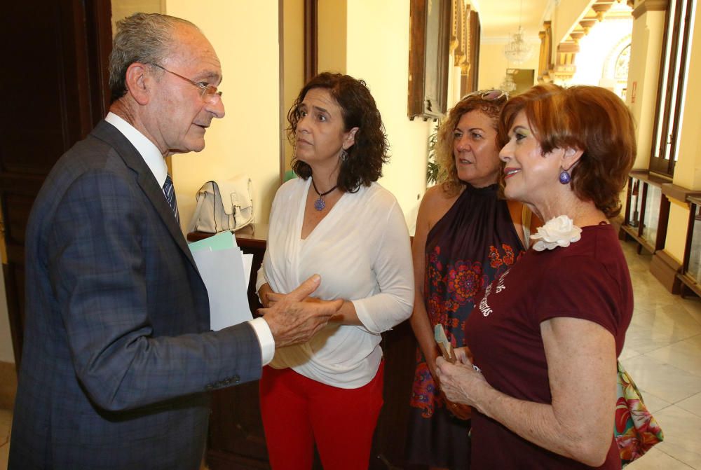 La plataforma tenía previsto hacer un encierro en el Ayuntamiento para exigir al Estado más presupuestos para luchar contra la violencia de género. Antes, han leído un comunicado en la puerta del cons