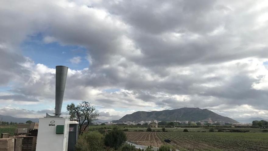 El cañón antigranizo y al fondo la ciudad de Villena.