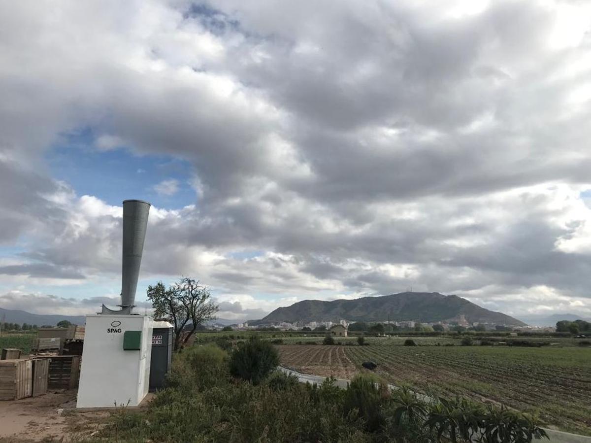 El cañón antigranizo y al fondo la ciudad de Villena.