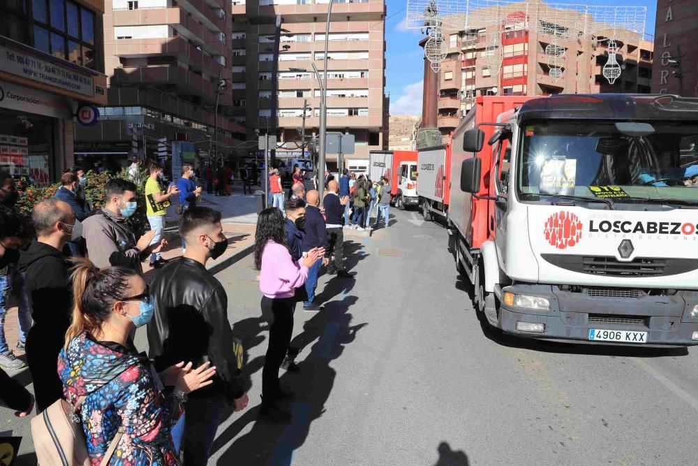 Hosteleros colapsan el centro de Lorca reclamando la apertura de sus negocios